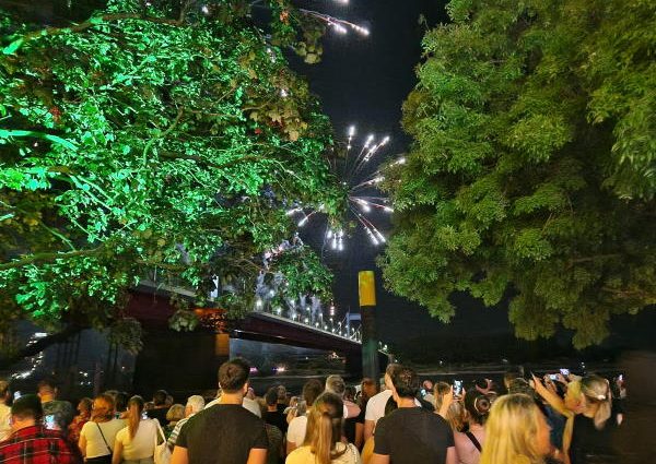 Blick auf das Feuerwerk beim Ruhrorter Hafenfest