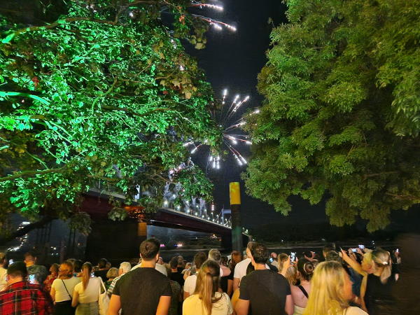 Blick auf das Feuerwerk beim Ruhrorter Hafenfest